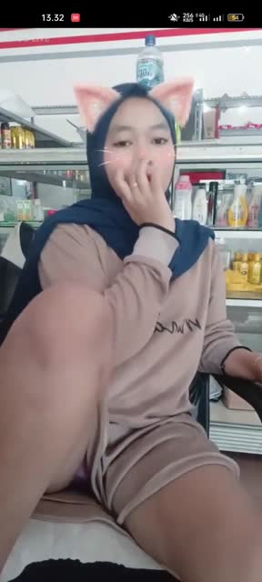 Hijabers disuruh jaga warung malah live pamer Memek.mp4