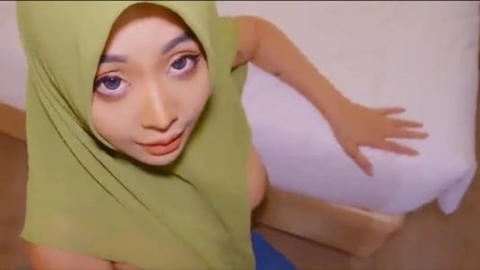 Dia cantik dan payudaranya besar