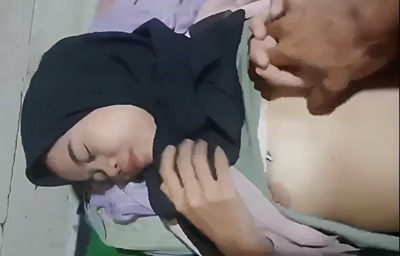 Bokep Indo | Paksa Dedek Jilbab Sempit Sampe Keenakan
