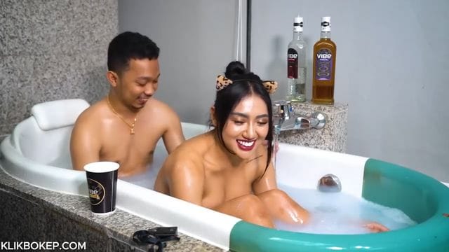 Bokep Indo Melly3gp Konten Mandi Bareng Dibathub